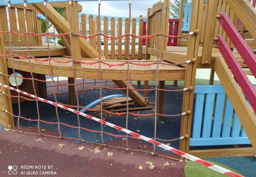 O Concello de Noia pecha temporalmente o parque infantil do Paseo Marítimo para reparar os xogos que foron obxecto de vandalismo